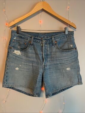 Classic Distressed Levis Denim - Light Blue